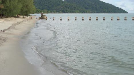 Playa-Inclinada-En-Gemang-Tepi-Laut,-Penang